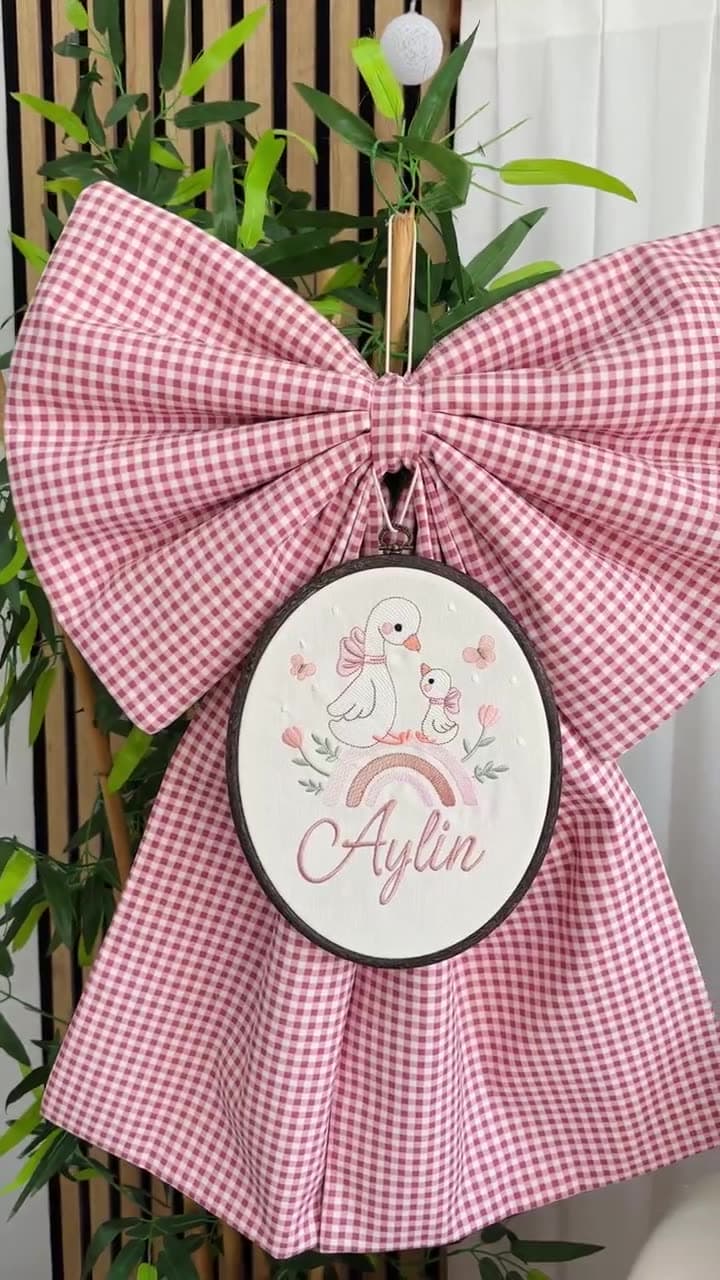 Anne Ördek ve Gökkuşağı Pembe Pötikare Kapı Süsü ve Yastık İkilisi atölye videosu