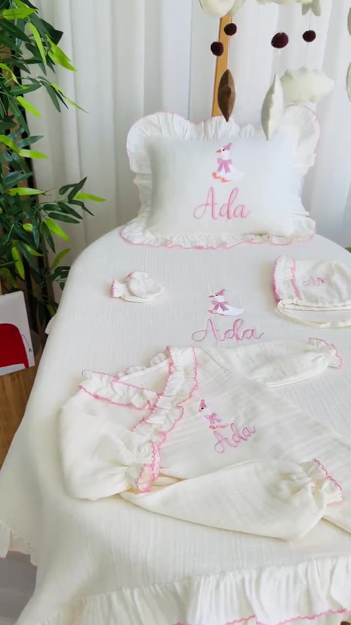 Pembe Kroşetalı Fiyonklu Kaz Hastane Çıkış Seti 5 Parça atölye videosu