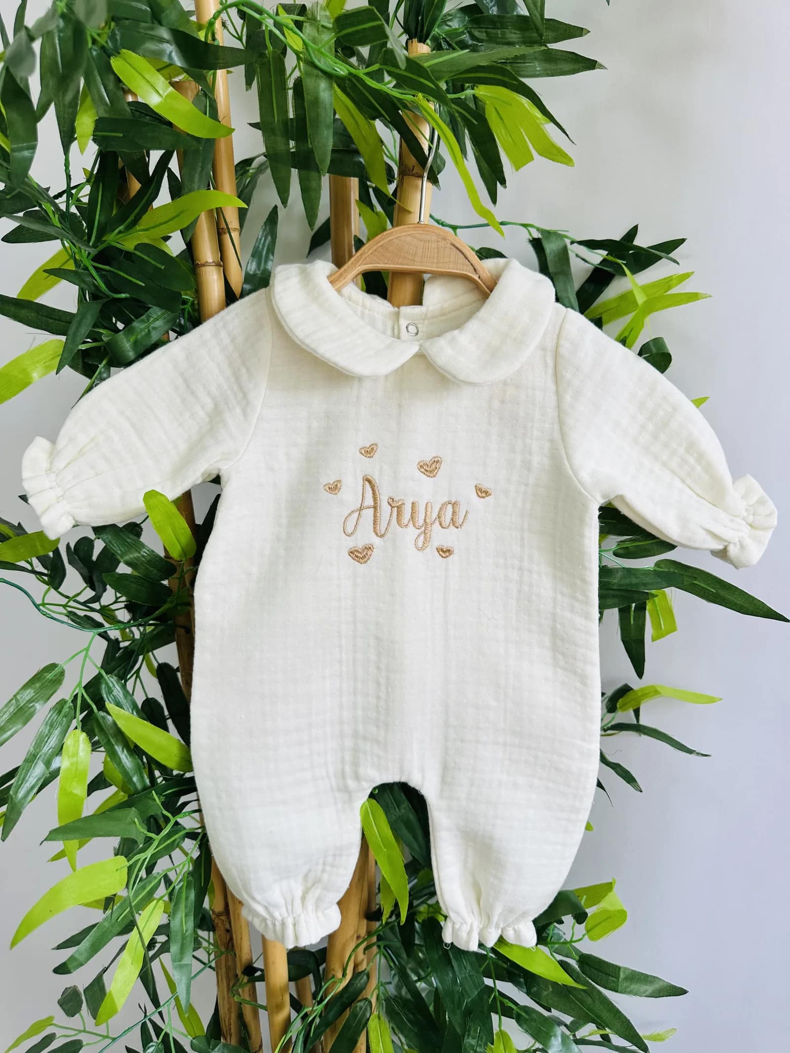 Organik müslin bebek tulum takımı kalp desenli altın nakışlı