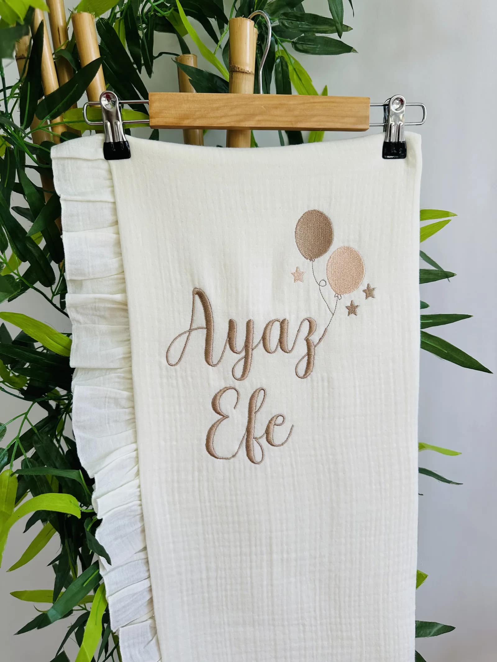 Organik müslin bebek battaniyesi balon desenli fırfırlı isimli