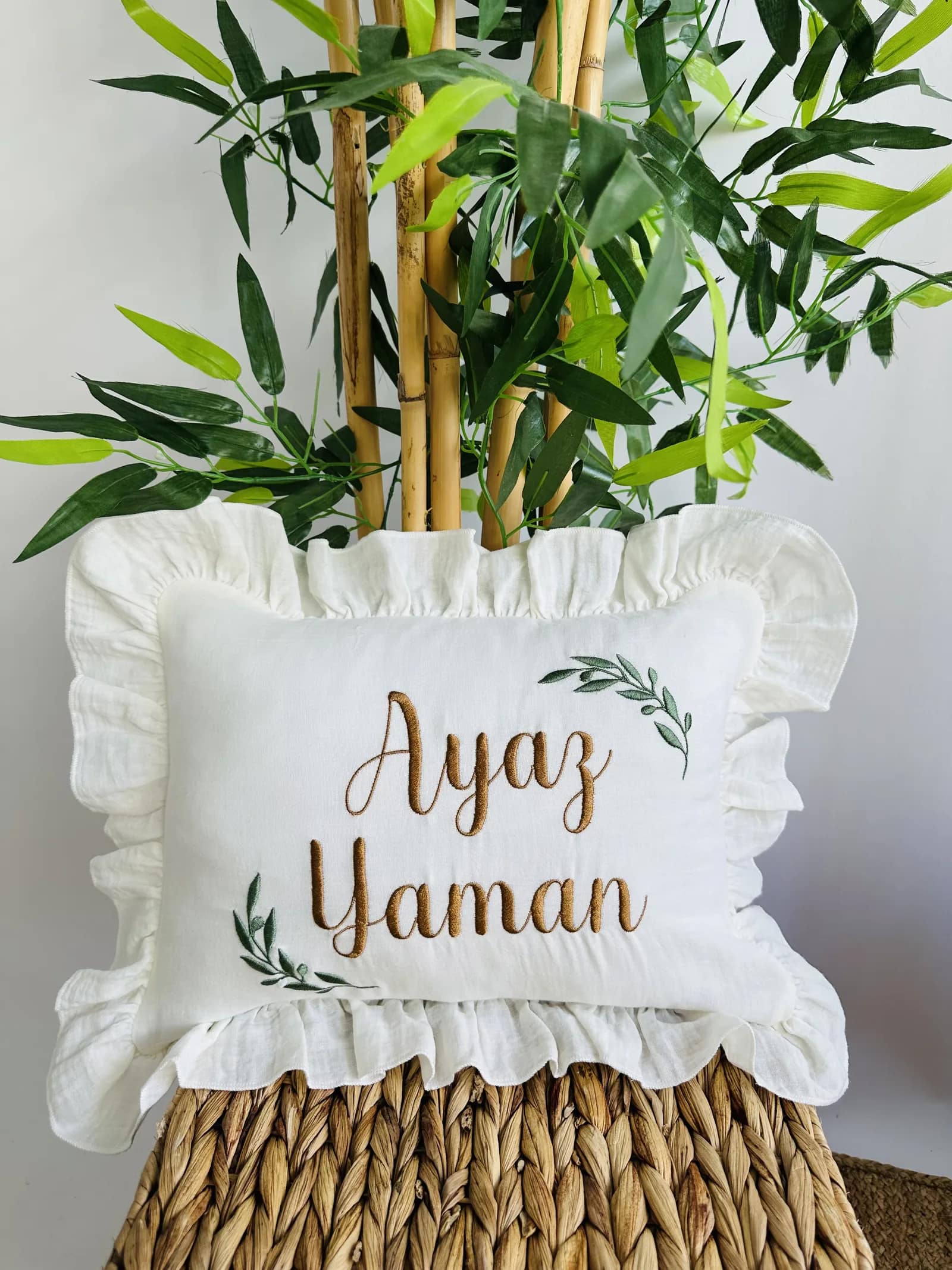 Organik müslin bebek yastığı yaprak desenli fırfırlı isimli