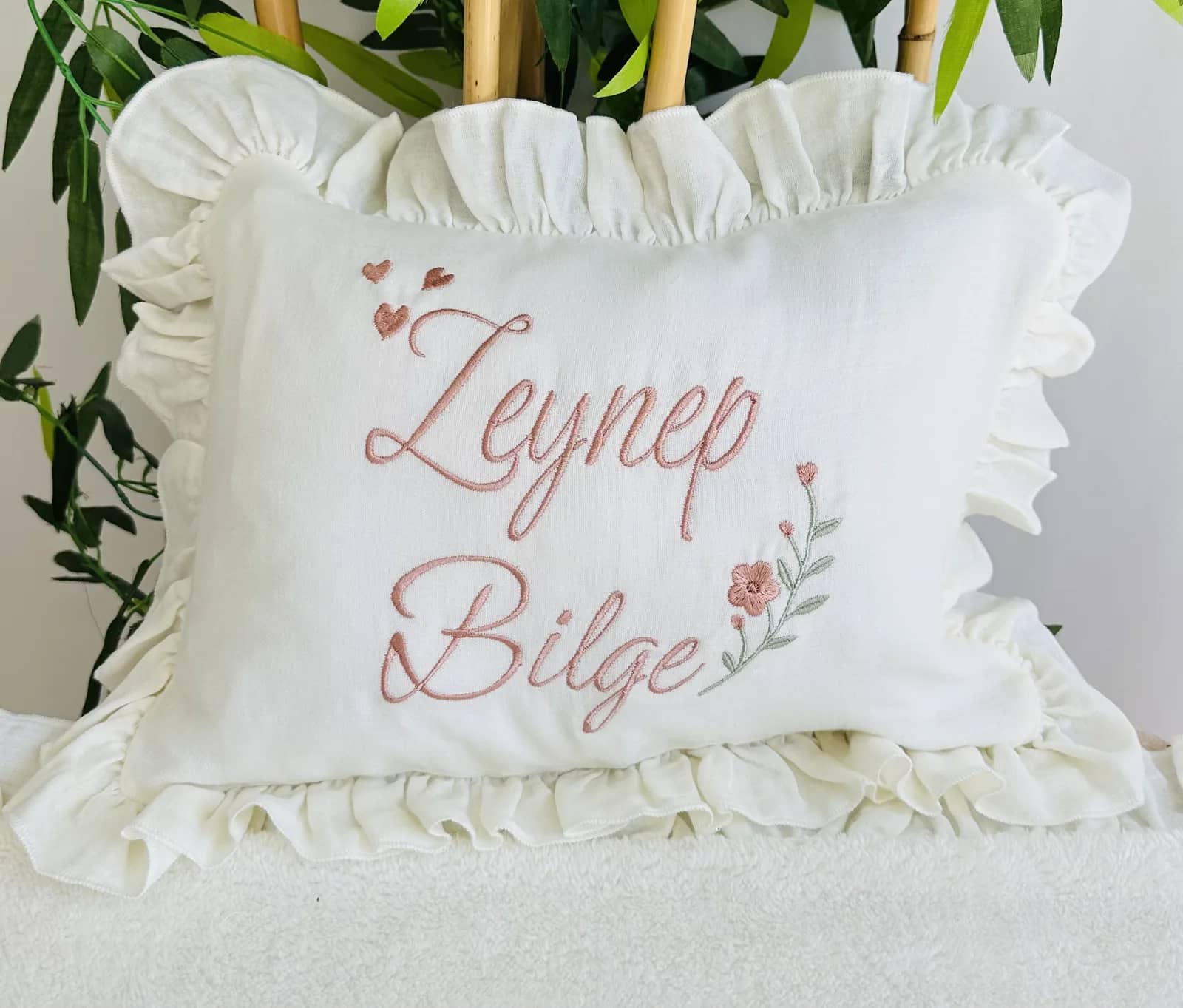 Organik müslin bebek yastığı kalp ve çiçek nakışlı isimli