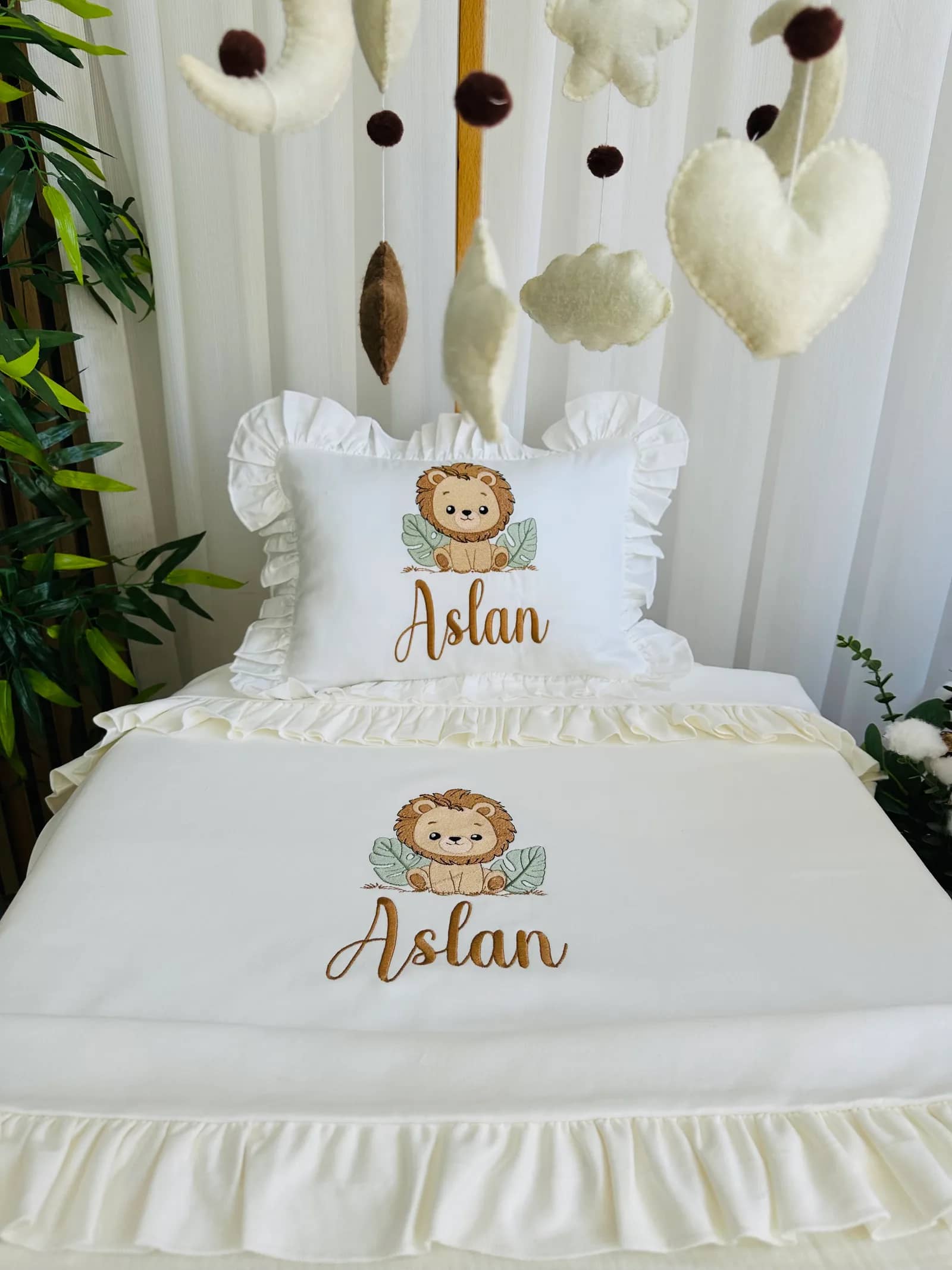Aslan Nakışlı Fırfırlı Battaniye ve Yastık Seti