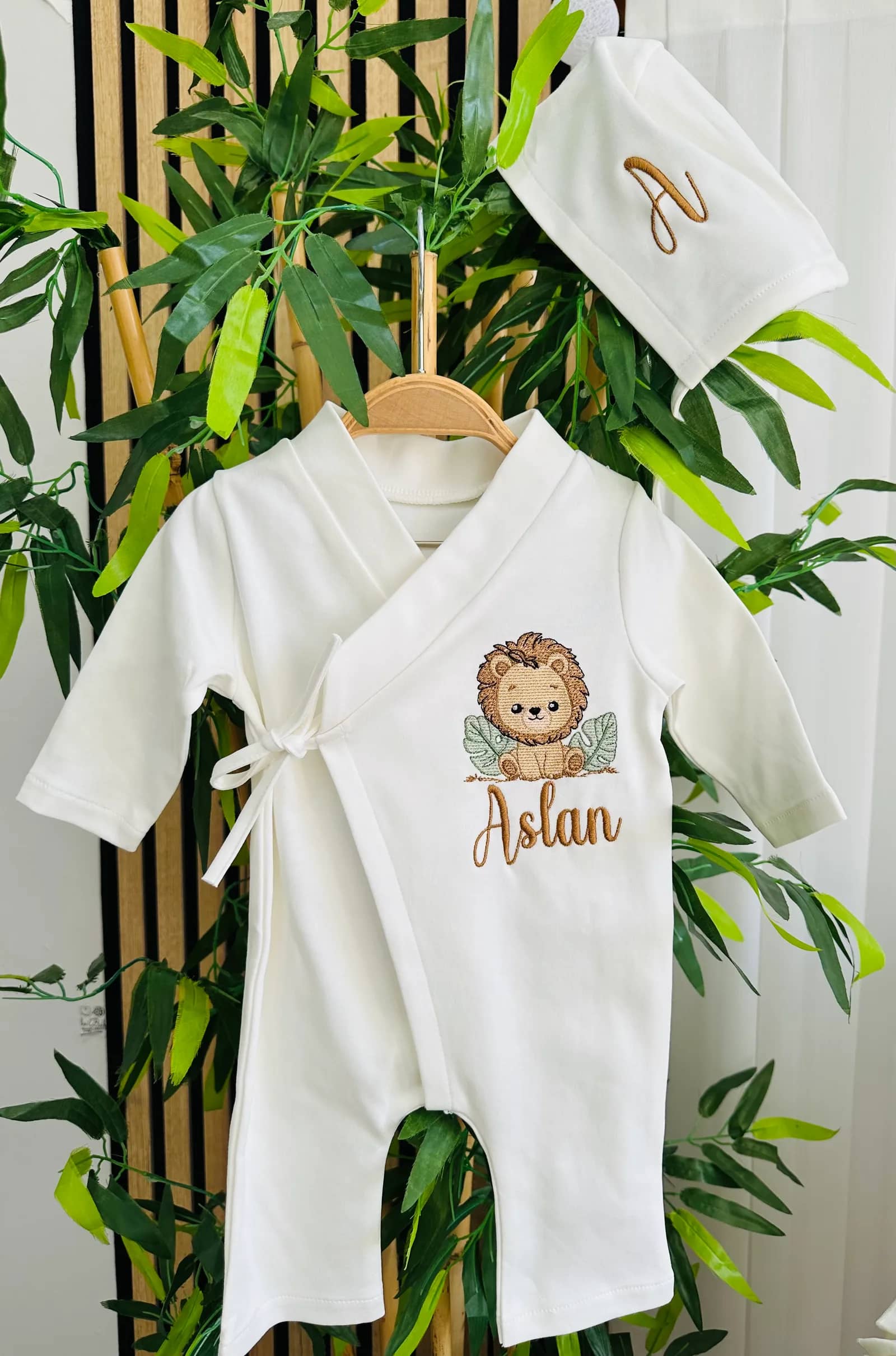 Aslan Nakışlı Fırfırlı Tulum ve Şapka