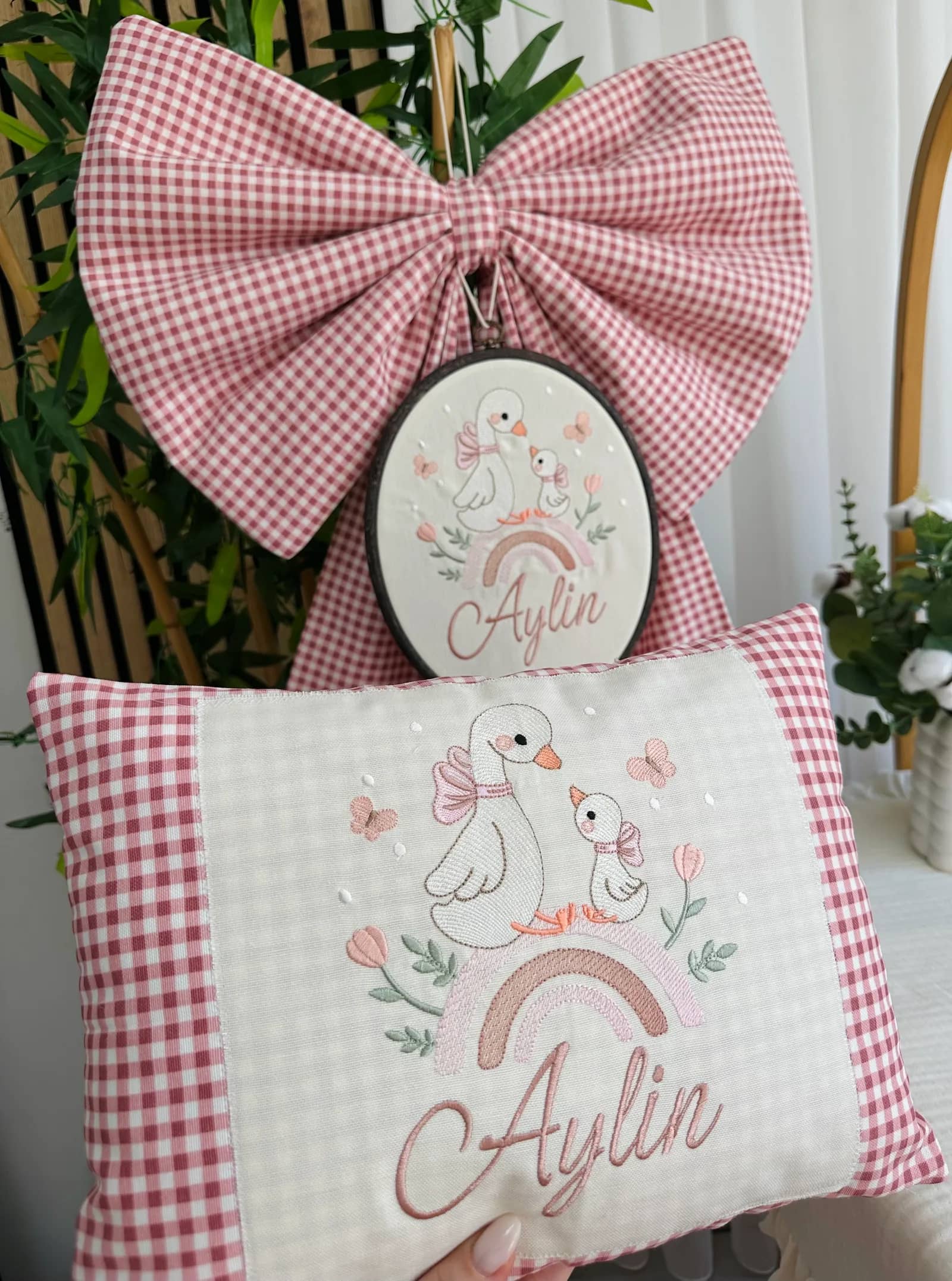 Anne Ördek ve Gökkuşağı Pembe Pötikare Kapı Süsü ve Yastık İkilisi