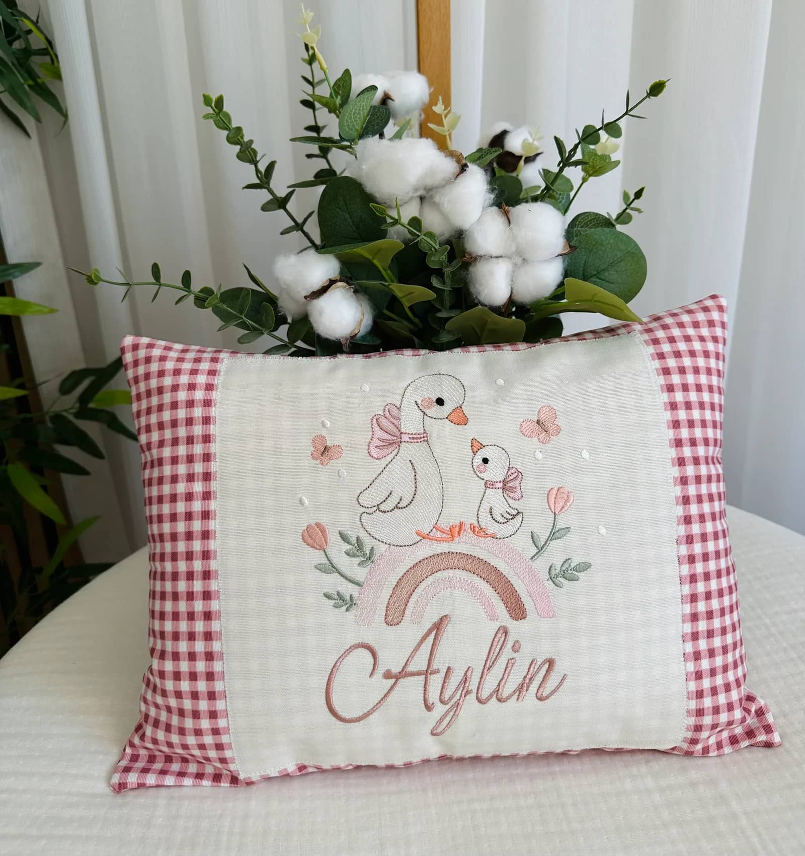 Anne Ördek ve Gökkuşağı Pembe Pötikare Yastık