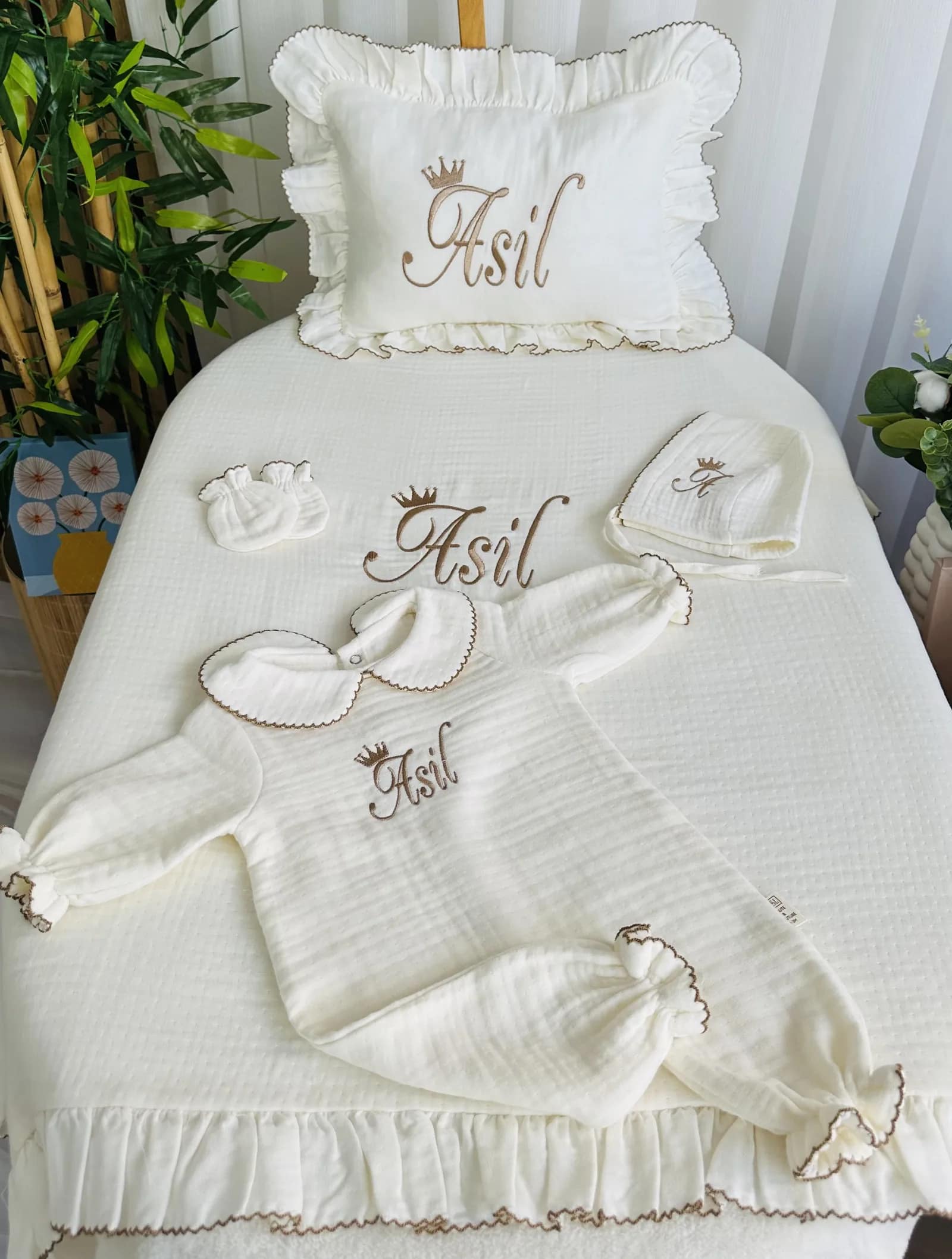 Müslin Bebek Seti - Taçlı İsim Kahve Kroşetalı 5 Parça