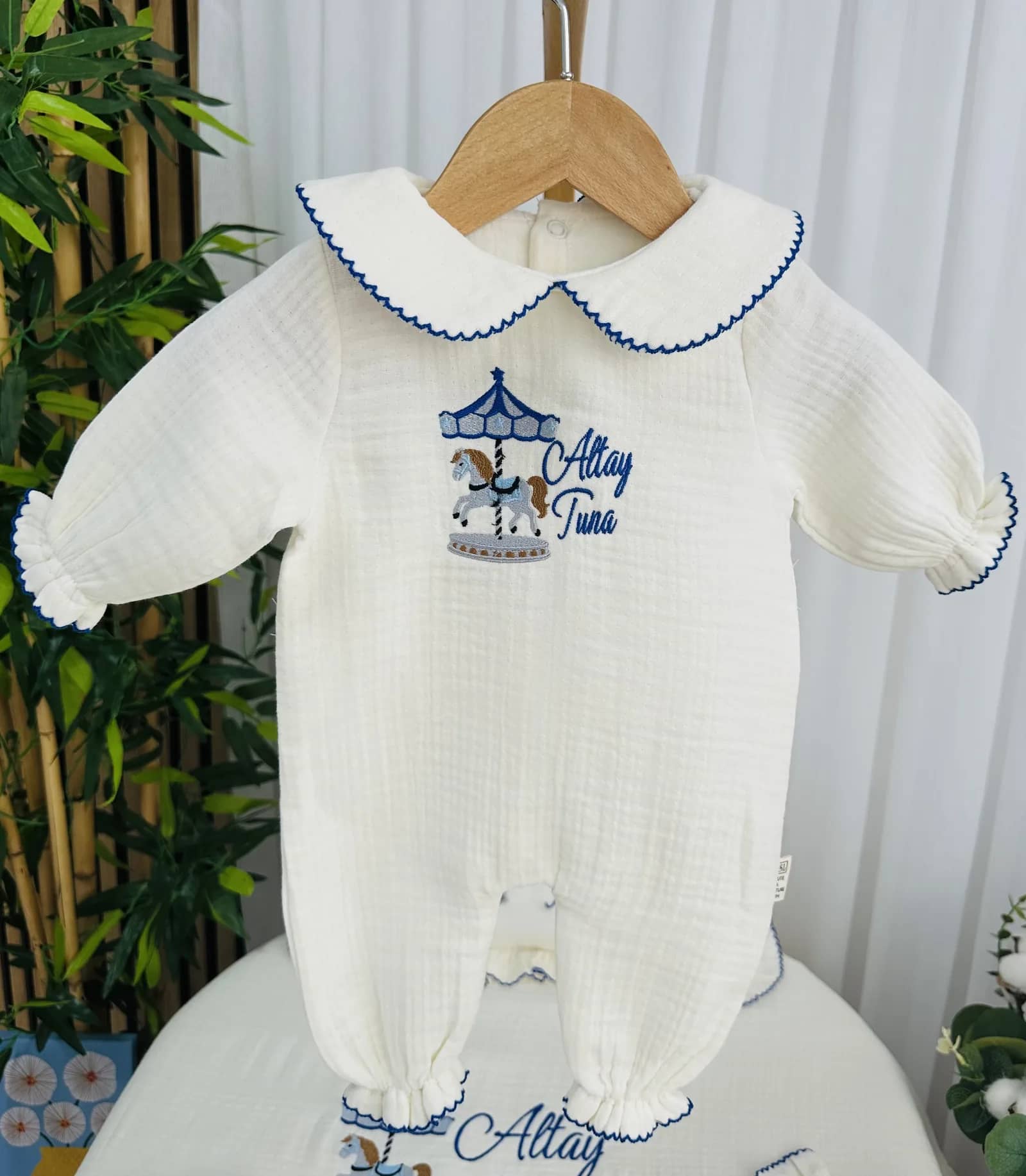Bebe Yaka Müslin Tulum - Atlıkarınca Nakışlı Kroşetalı