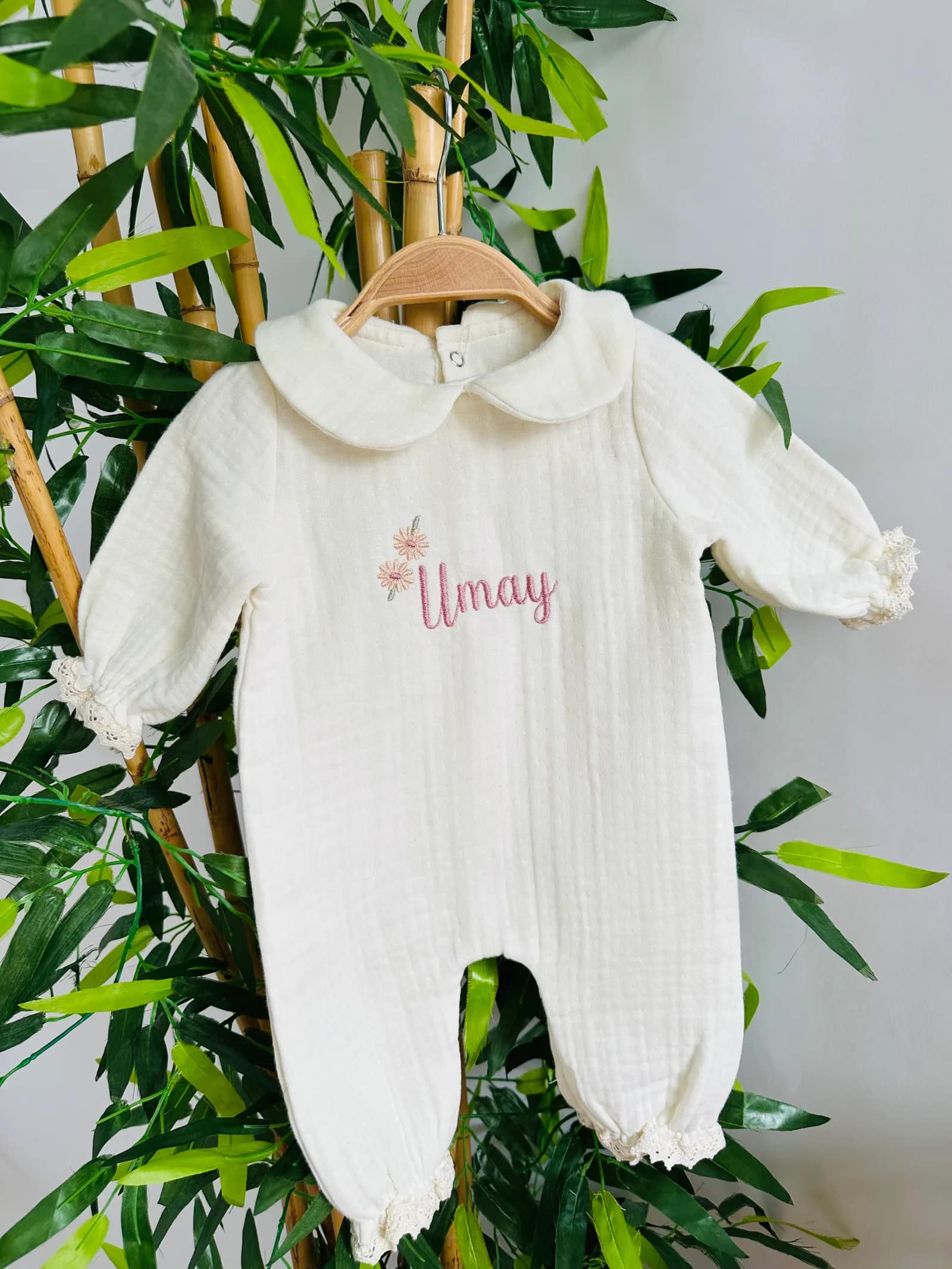 Organik Müslin Bebe Yaka Tulum – Şapka Eldivenli Set
