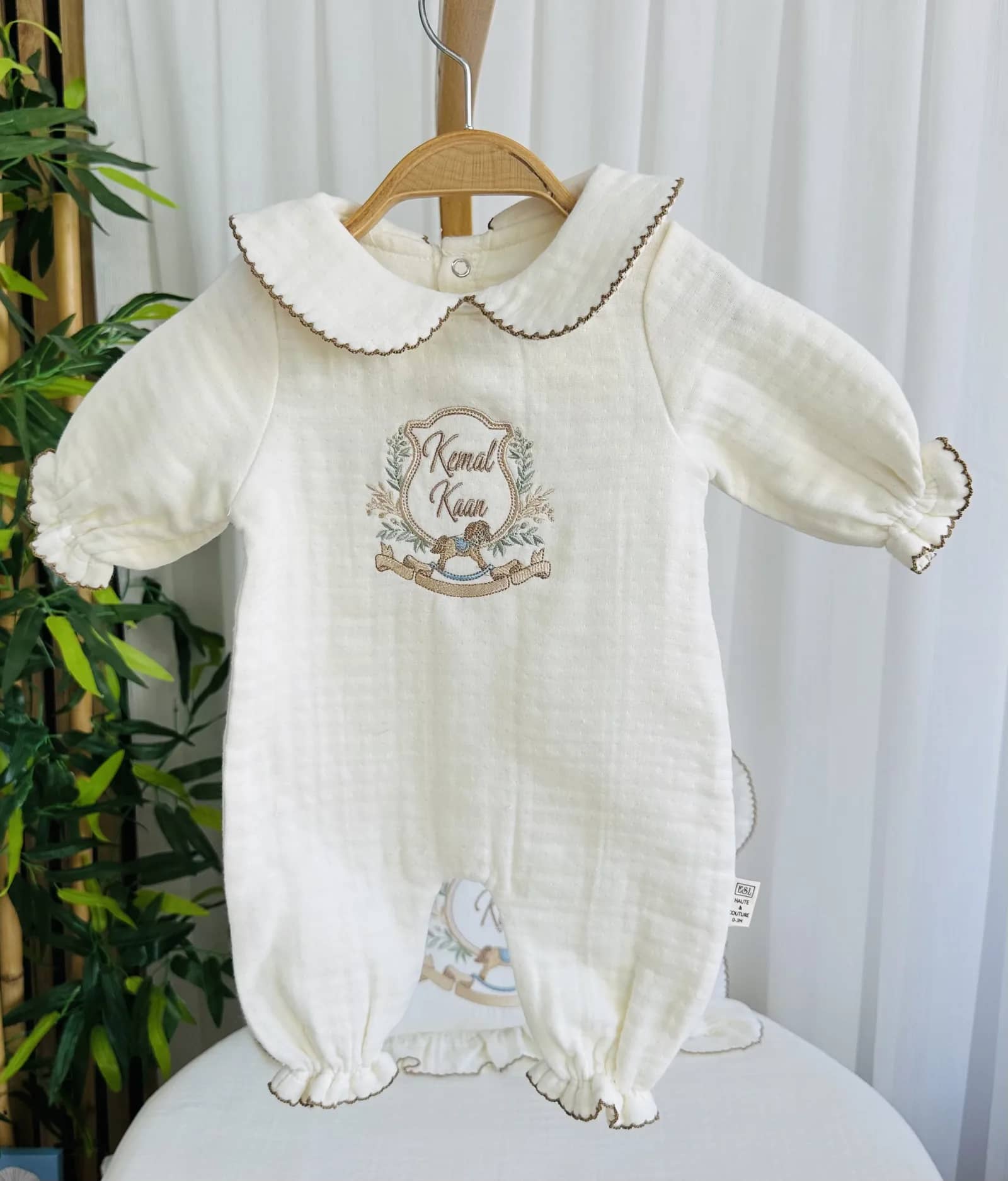Müslin Bebek Tulumu - Yapraklı Arma ve Sallanan At Kroşetalı