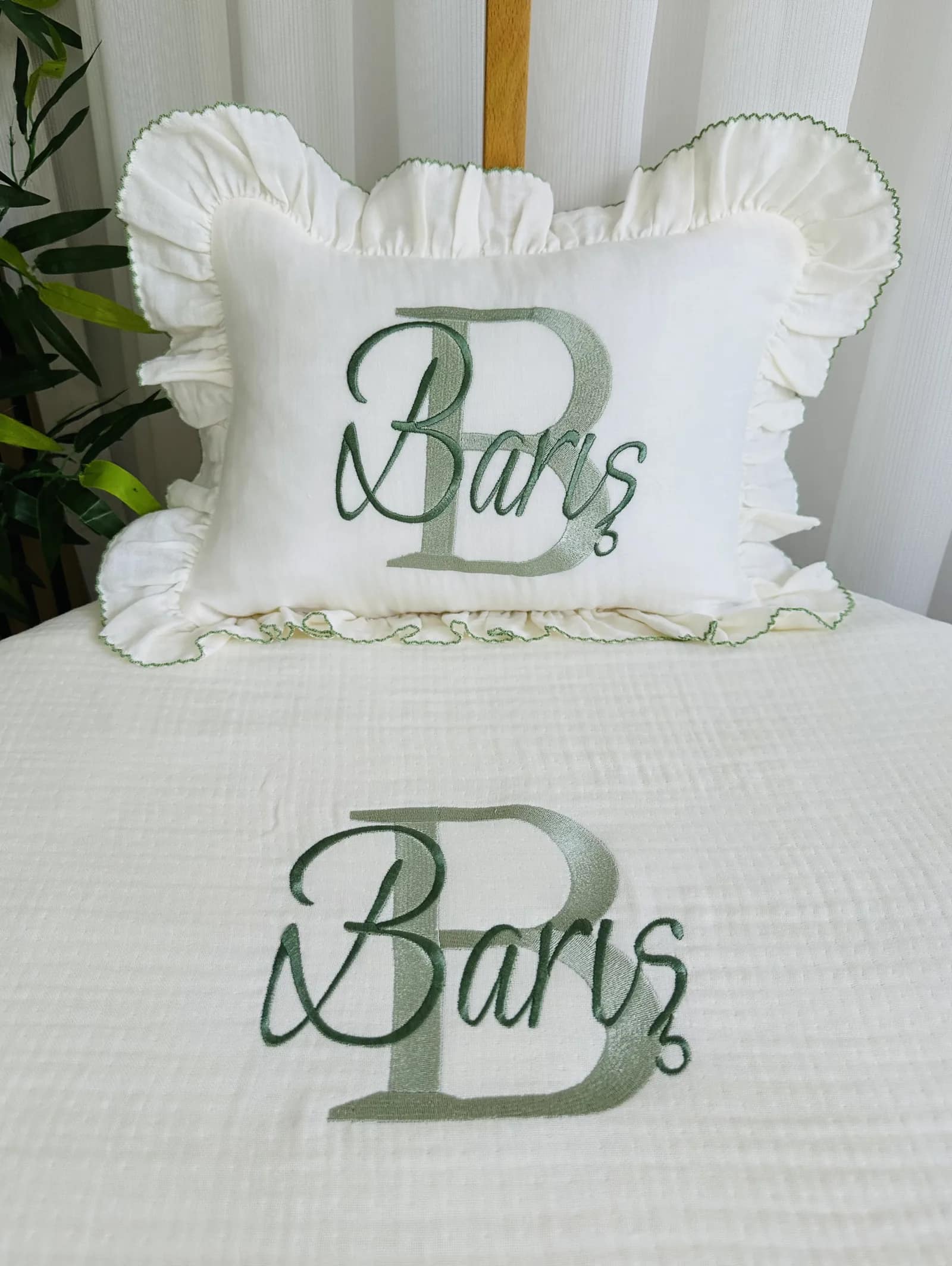 İsimli Battaniye ve Yastık - Yeşil Harf Monogram Kroşetalı