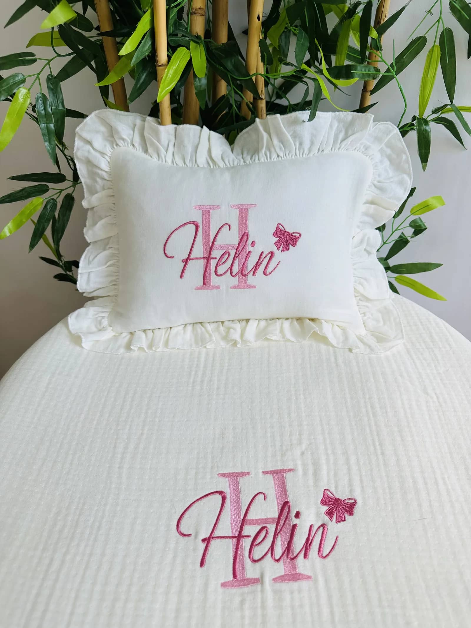 İsimli Battaniye ve Yastık - Harf ve Fiyonk Monogram Pembe