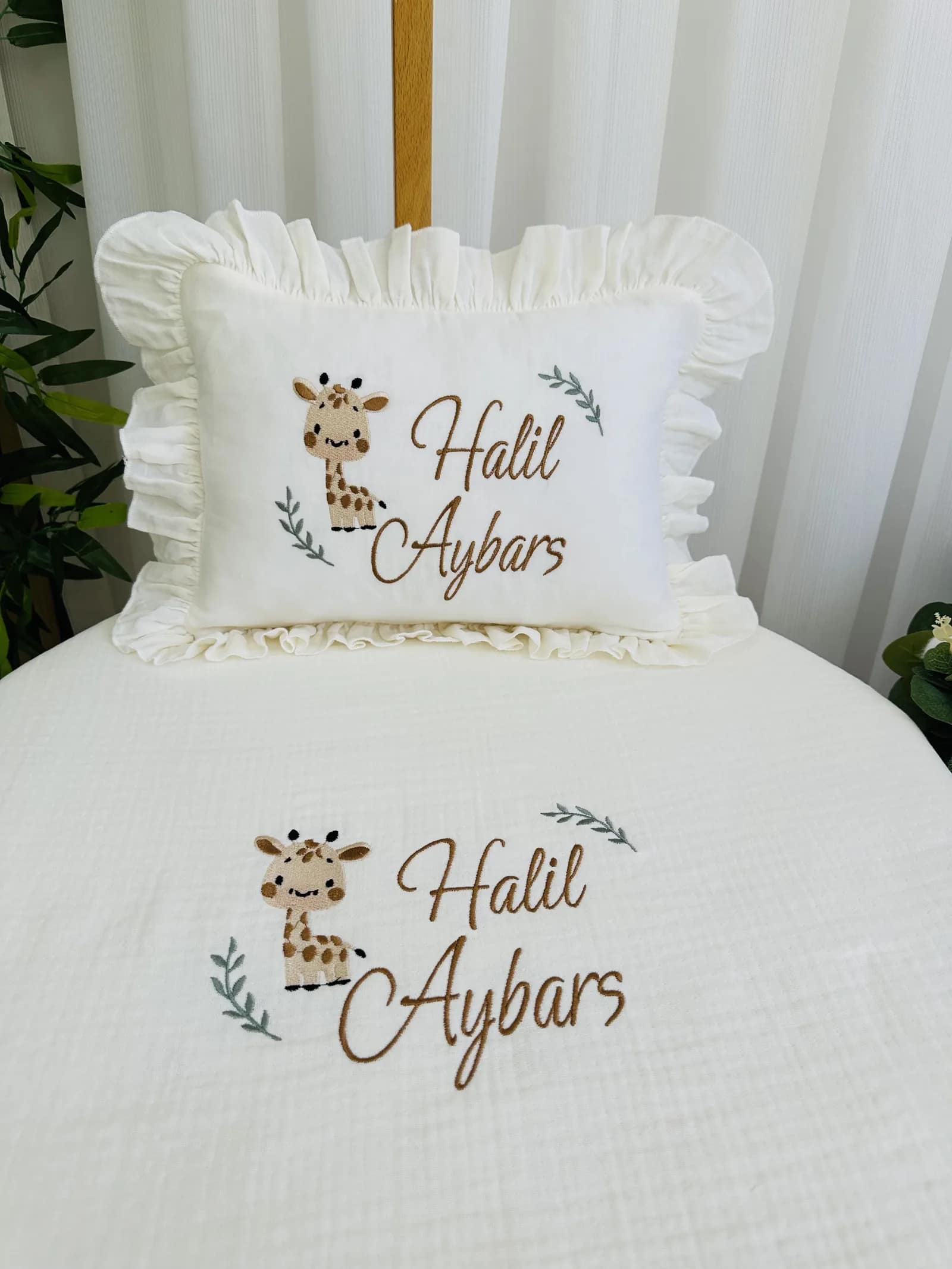 Bebek Battaniye ve Yastık Seti - Zürafa Nakışlı Fırfırlı