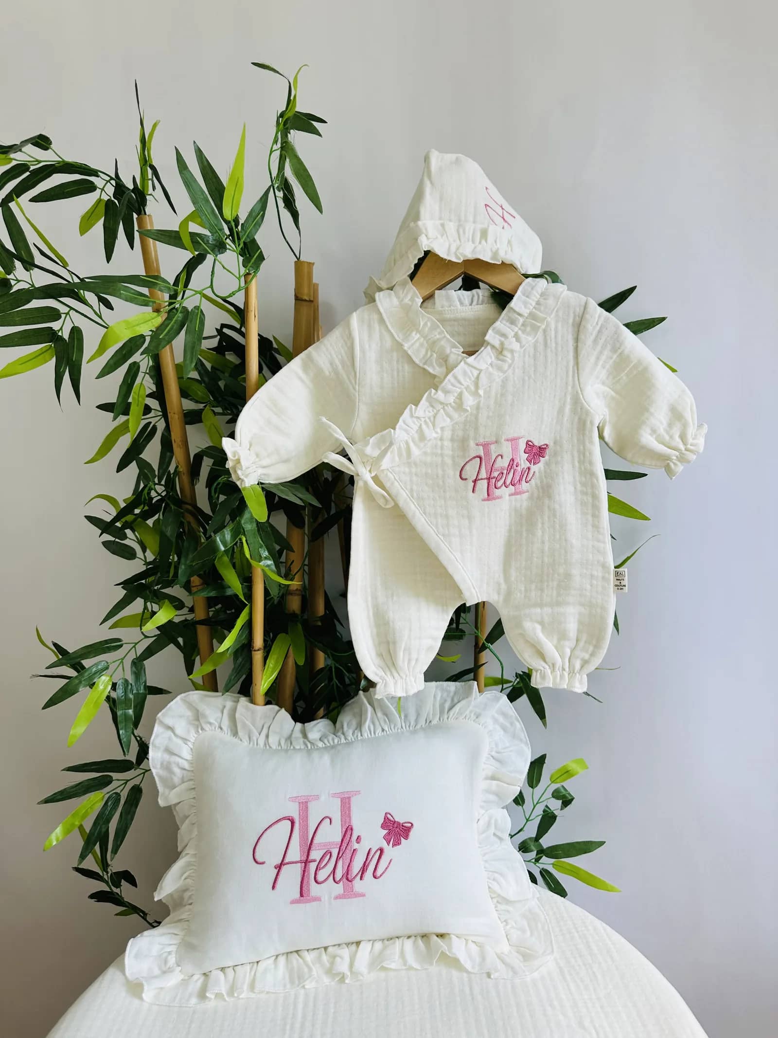 Müslin Bebek Seti - Harf ve Fiyonk Monogram Şapkalı 3 Parça