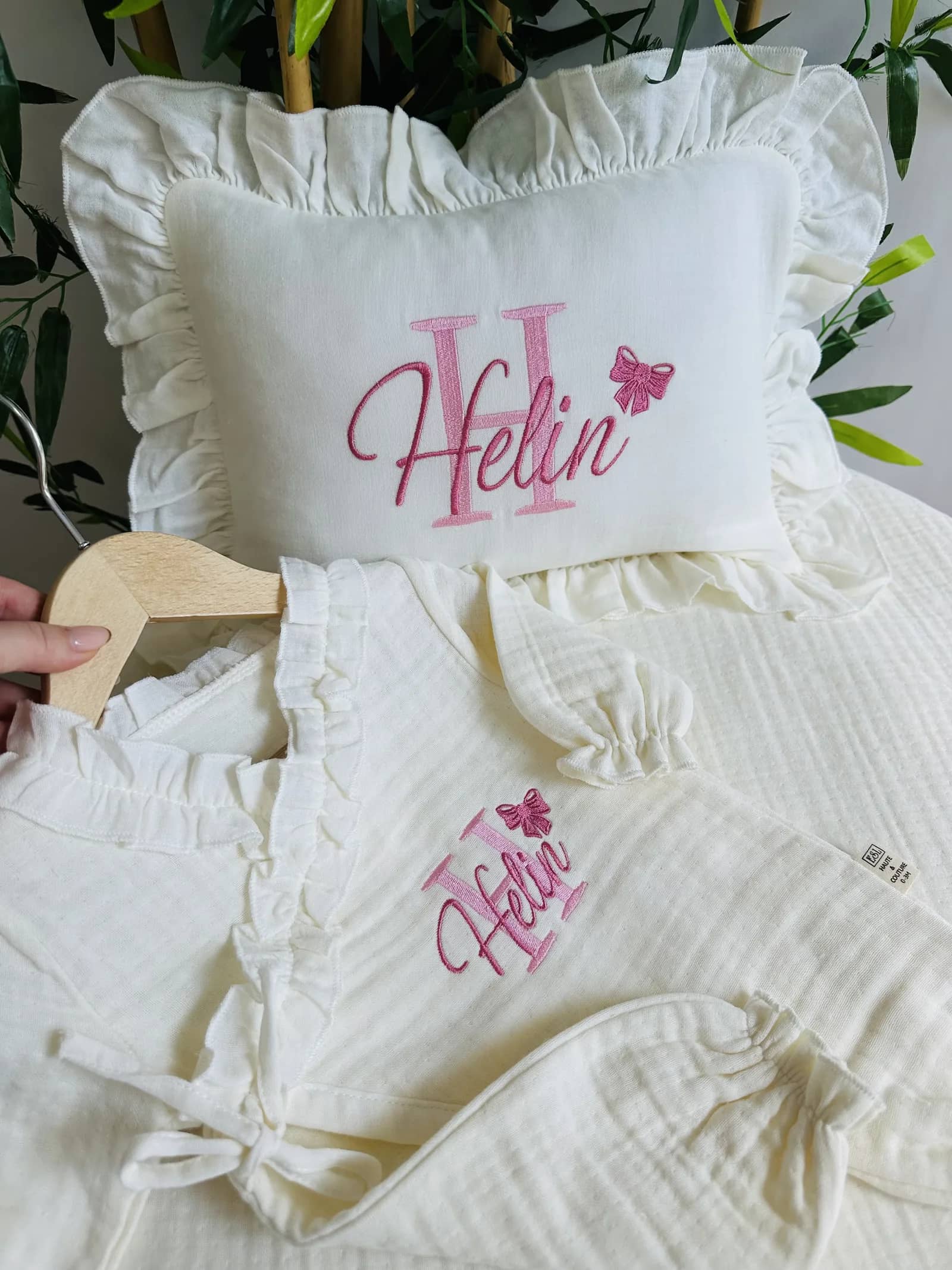 Tulum ve Yastık Seti - Harf ve Fiyonk Monogram Pembe