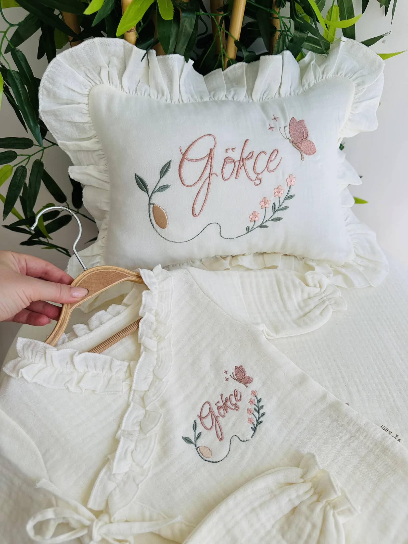 Müslin Bebek Seti - Kelebek ve Çiçek Dalı Tulum ve Yastık
